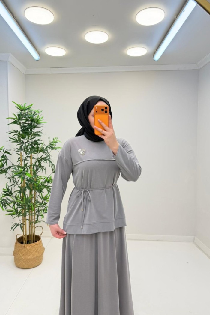 Okka Broş Detaylı Pike Etekli  Gri